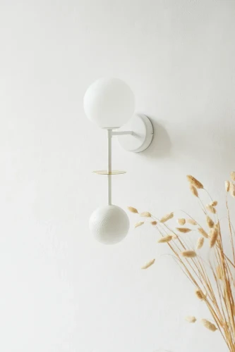 lampa-scienna-oio-b-biala-z-zlotym-akcentem-do-salonu-fru-dizajn