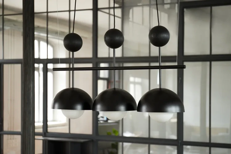 designerska-lampa-kello-b-czarna-z-metalowymi-kloszami-ummo-frudizajn