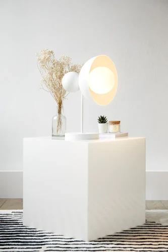 biala-lampa-na-biurko-kello-st-z-kloszem-metalowym-fru-dizajn