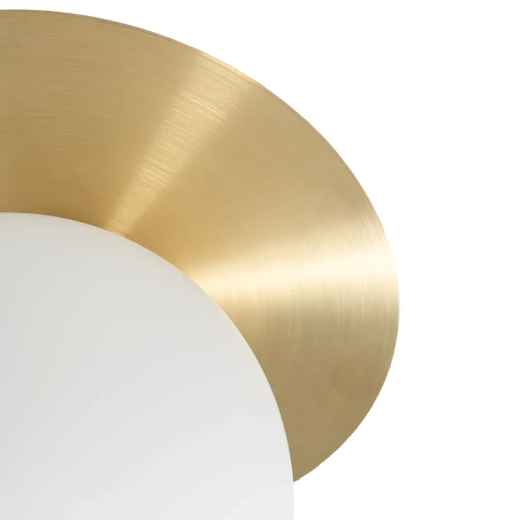 lampa-borra-a-z-mosiadzu-i-bialym-kloszem-do-biura-frudizajn