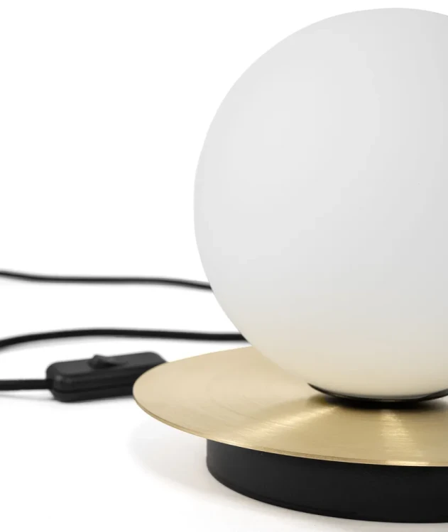 lampa-dekoracyjna-na-komode-borra-st-mosiadz-i-szklo-frudizajn