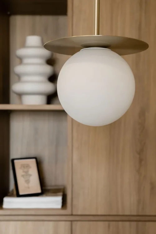 lampa-do-kuchni-borra-b-z-mosiadzu-i-biala-kula-ummo-fru-dizajn
