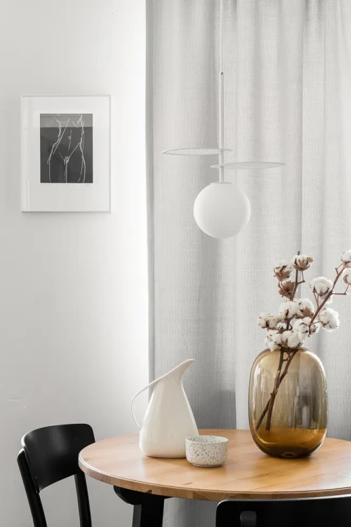 lampa-wiszaca-z-kloszem-biala-fyllo-a-ummo-aranzacja-fru-dizajn