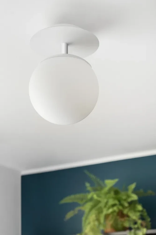 lampa-scienna-matowa-plaat-c-ummo-w-bialym-kolorze-fru-dizajn