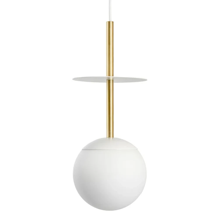 lampa-wiszaca-biala-z-mosieznym-detalem-plaat-a-ummo-frudizajn