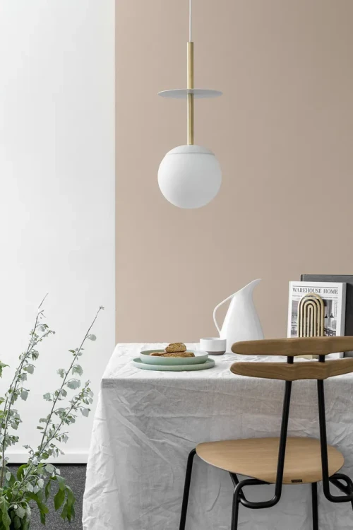elegancka-lampa-wiszaca-biala-plaat-a-z-mosiadzem-ummo-frudizajn