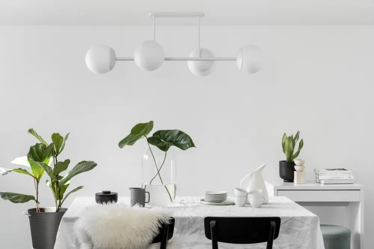 biala-lampa-sufitowa-z-kloszami-kulistymi-kop-d-ummo-fru-dizajn