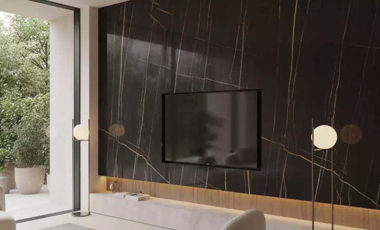 wnetrze-salonu-w-stylu-nowoczesnym-marmurowa-sciana-tv-czarna-zloto-frudizajn (Copy).webp