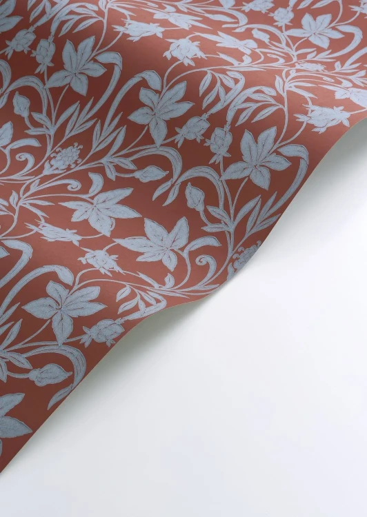 tapeta-primrose-wisniowy-casadeco-heritage-zblizenie-frudizajn.webp