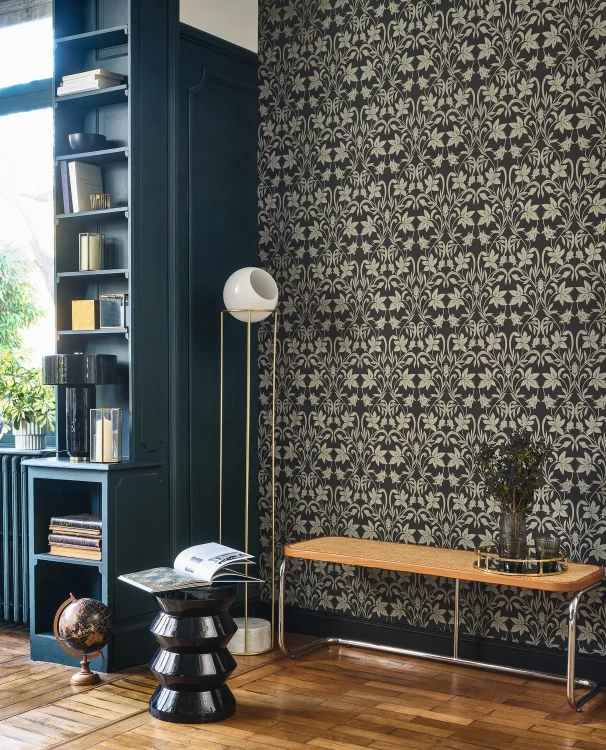 tapeta-primrose-weglowa-czern-casadeco-heritage-aranzacja-frudizajn.webp