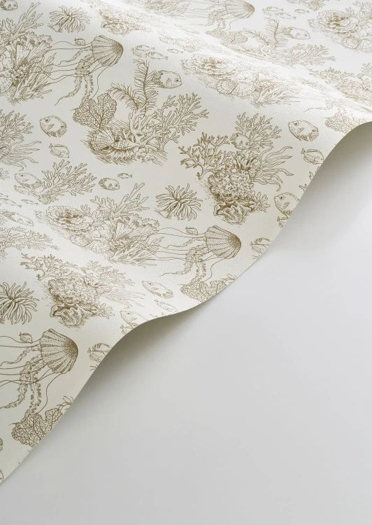tapeta-cote-sauvage-zlocisty-braz-casadeco-seaside-zblizenie-frudizajn.webp