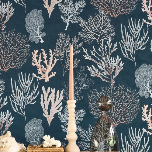 tapeta-corail-oceaniczny-blekit-casadeco-seaside-aranzacja-frudizajn.webp