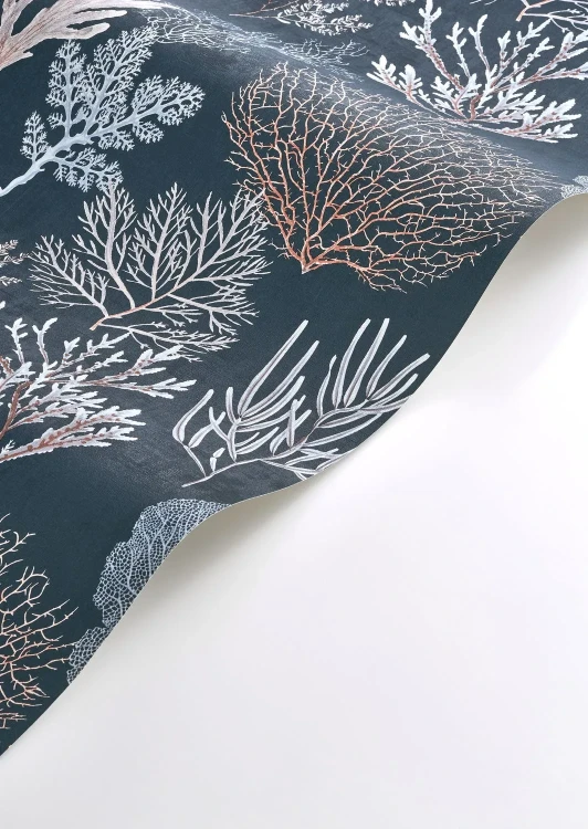 tapeta-corail-oceaniczny-blekit-casadeco-seaside-zblizenie-frudizajn.webp