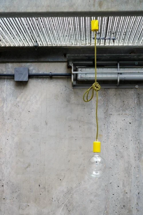 lampa-loft-metal-line-zolta-oprawka-i-kabel-frudizajn