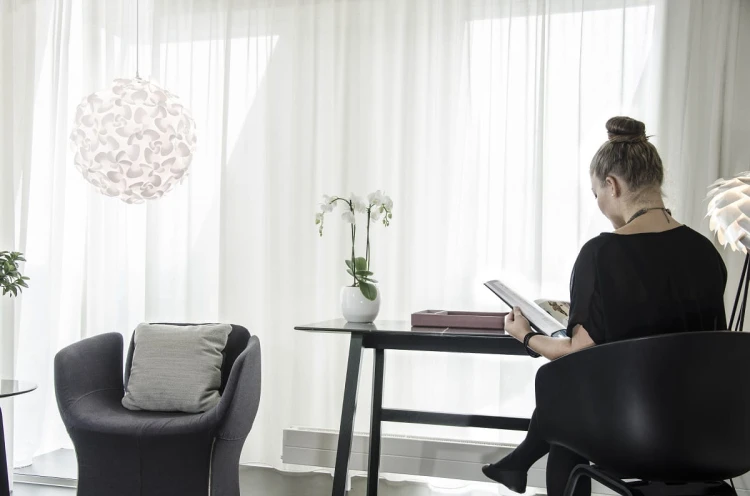 02064_Lora_white_white_cord_hotel_environment.jpg