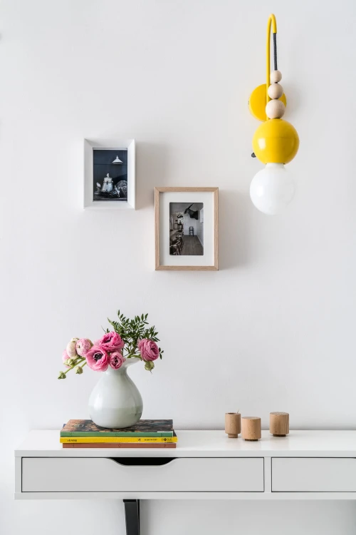 kinkiet-z-drewnianymi-koralikami-loft-bala-zolty-frudizajn