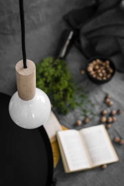 lampa-do-sypialni-eco-line-b-z-naturalnym-drewnem-i-bezowym-kablem-frudizajn