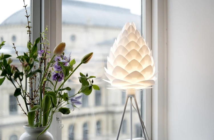 2019_4021_Conia_mini_white_Tripod_table_white_spring.jpg