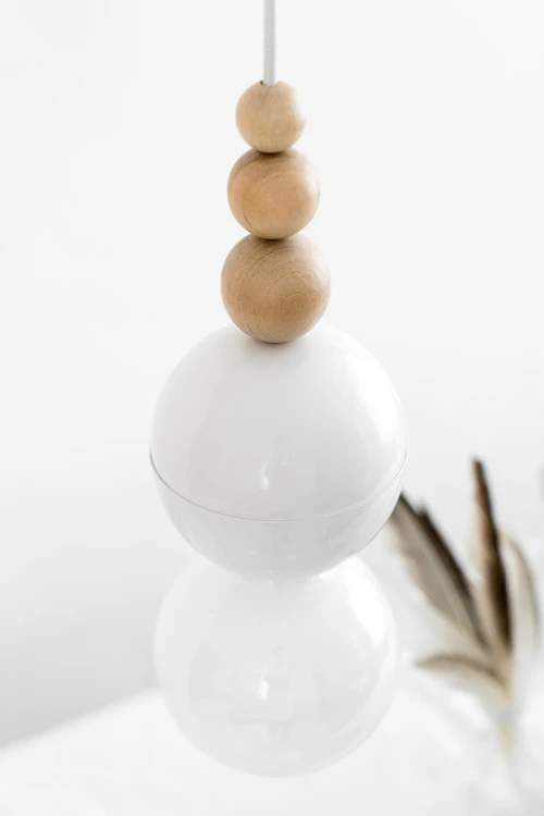 lampa-wiszaca-bala-biala-z-jasnym-kablem-fru-dizajn