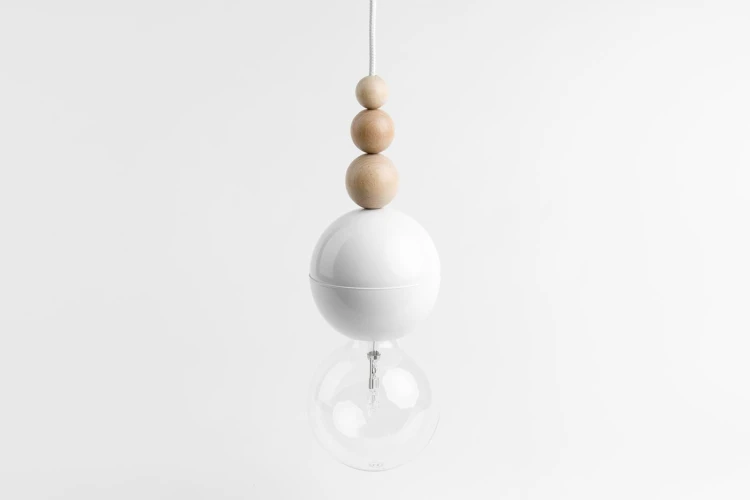 nowoczesna-lampa-do-salonu-bala-biala-polysk-fru-dizajn