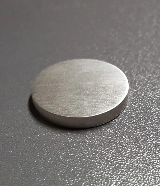 detal-inox-okragly-do-paneli-concrete-hollow-stalowy-fru-dizajn